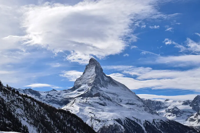 Das verschneite Matterhorn unter zerrissenen Wolken